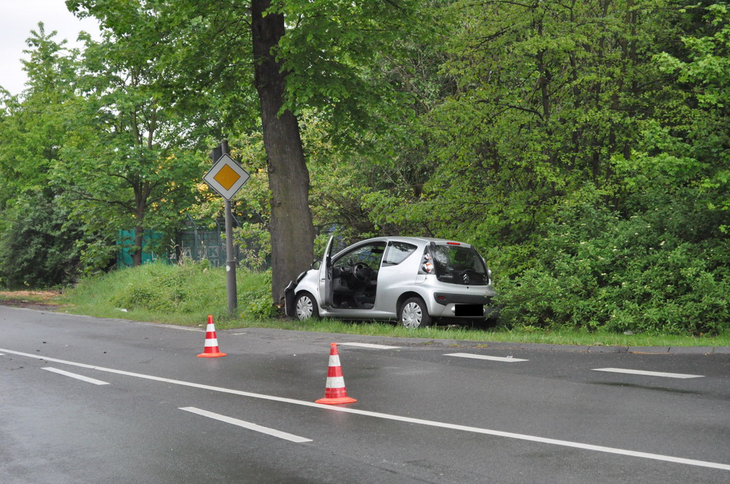 PKW gegen Baum Godorf Godorfer Hauptstr P02.JPG